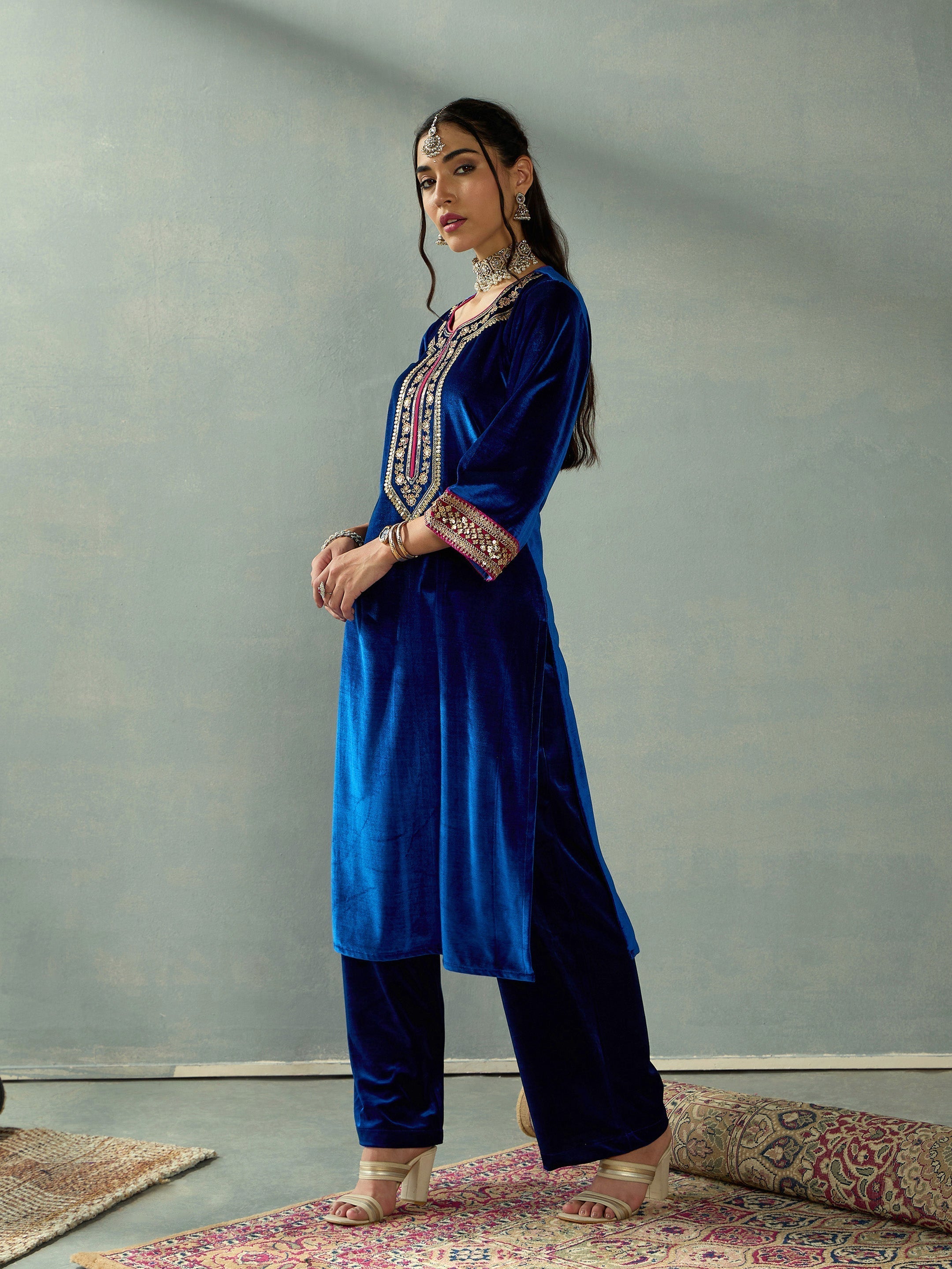 Women Royal Blue Velvet Embroidered Kurta