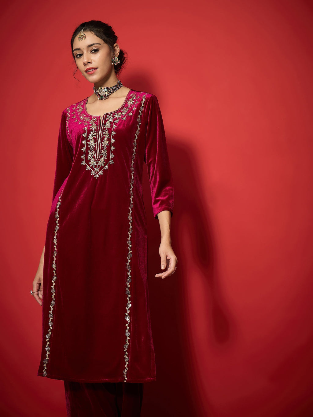 Women Fuchsia Velvet Embroidered Round Neck Kurta With Straight Pants