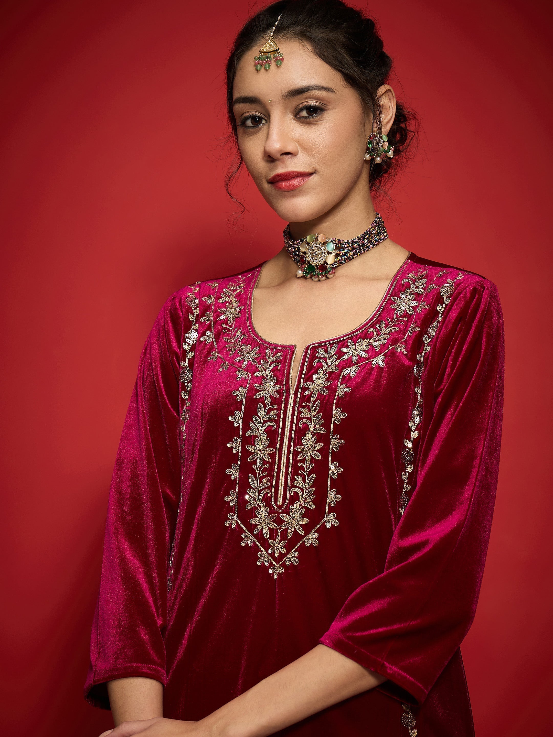 Women Fuchsia Velvet Embroidered Round Neck Kurta With Straight Pants
